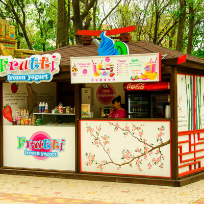 Реклама киоска мороженного Frutti frozen yogurt
