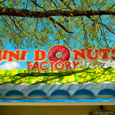 Вывеска киоска пончиков MINI DONUTS FACTORY