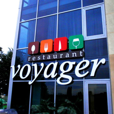 Объёмные буквы voyager на стекле