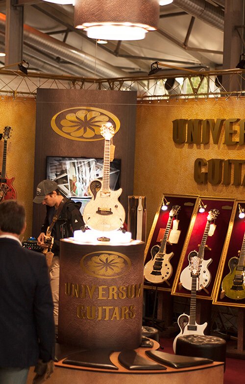 Стенд UNIVERSUM GUITARS с лед подсветкой