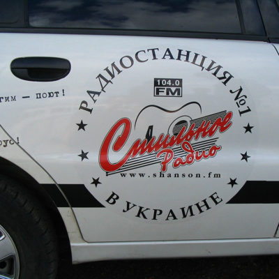 Оклейка двери машины