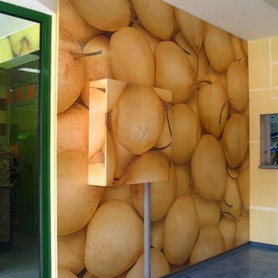 Оклейка плёнкой стены интерьера