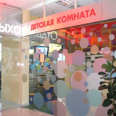 Оклейка плёнкой стекла магазина