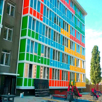 Оклейка фасада здания плёнкой