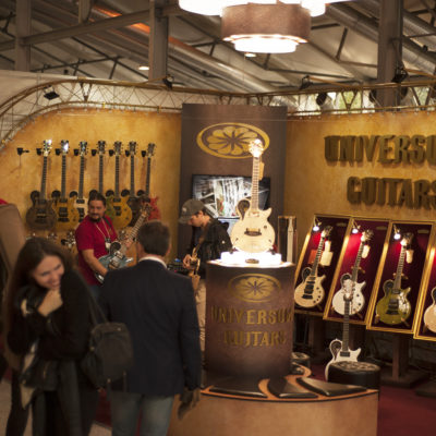Стенд UNIVERSUM GUITARS с лед подсветкой
