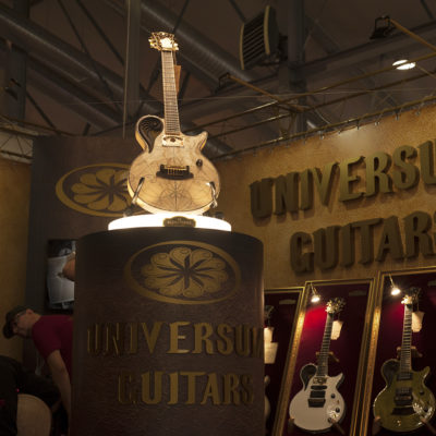 Стенд UNIVERSUM GUITARS с лед подсветкой