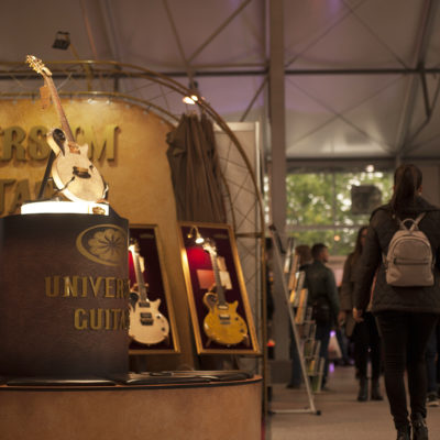 Стенд UNIVERSUM GUITARS с лед подсветкой