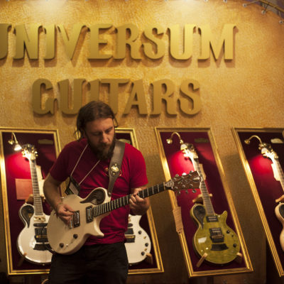 Стенд UNIVERSUM GUITARS с лед подсветкой