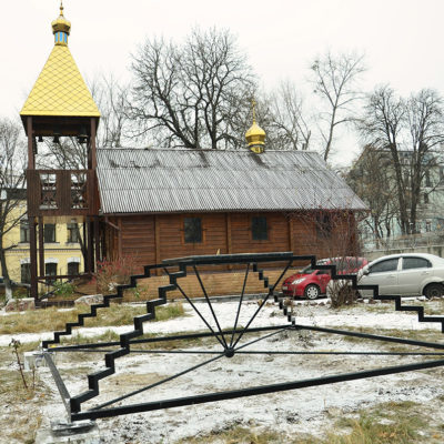 Солнечные часы на общем фоне