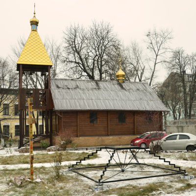 Солнечные часы на общем фоне