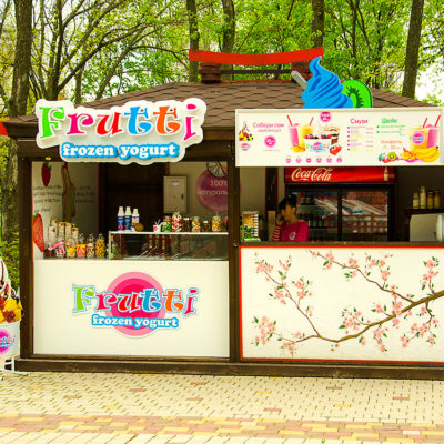 Вывеска Frutti frozen yogurt с лед подсветкой.