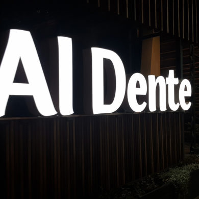 Световая вывеска Al Dente ночью